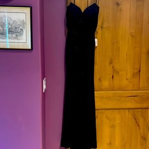 Long black backless Windsor dress. Brand new with tag still on. Size M